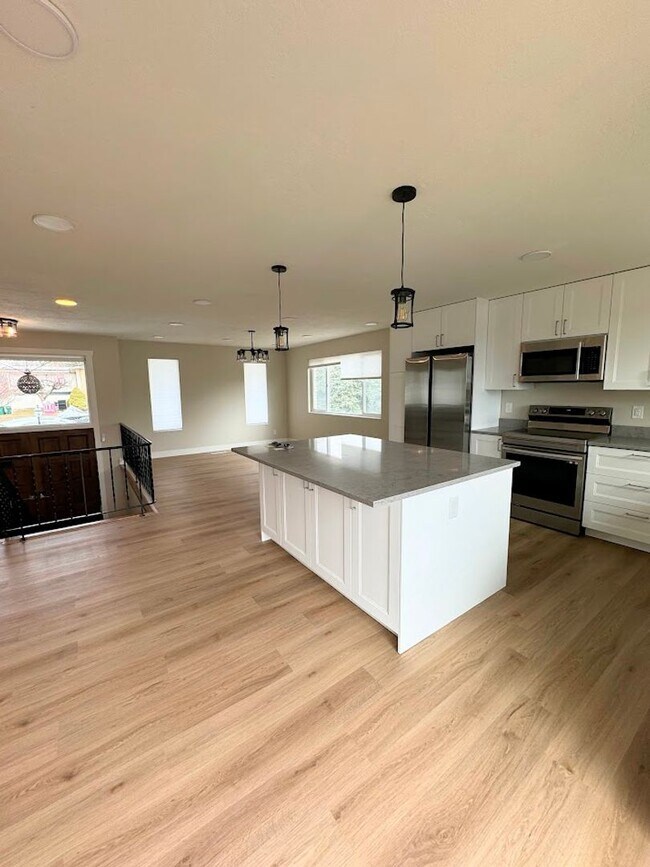 Building Photo - Beautiful remodeled home in Orem!