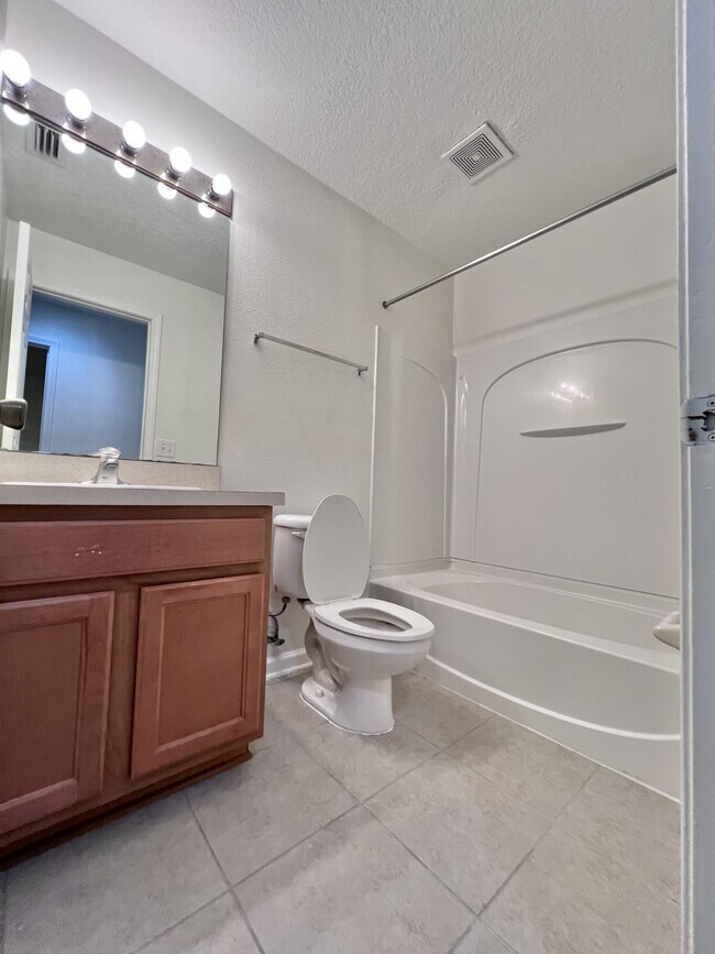 Building Photo - 302 Cherry Way