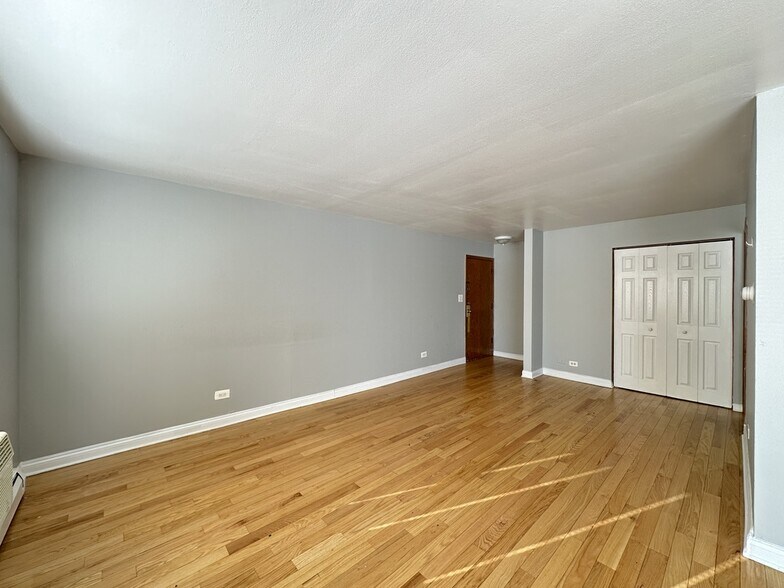 Building Photo - 1004 S River Rd