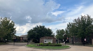 Building Photo - 8907 Kleewood Dr
