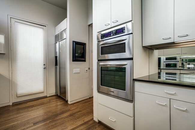 Building Photo - 4114 Normandy Ave