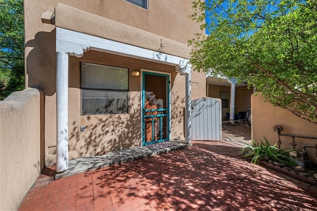Building Photo - Snug One-Bedroom on Historic Hillside Ave.