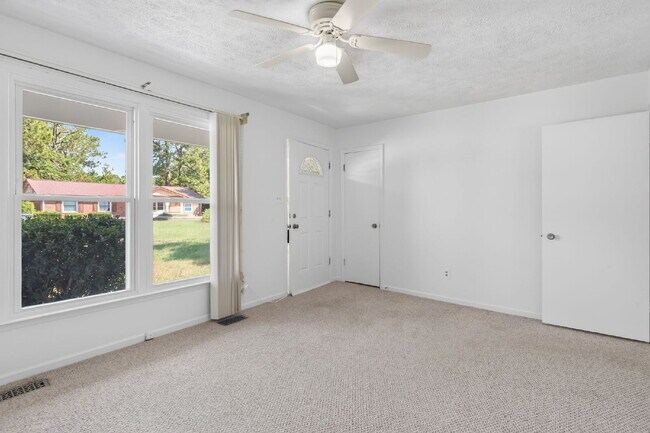 Building Photo - "Charming 3-Bed Home with Gleaming Hardwood Floors in Hope Mills!"