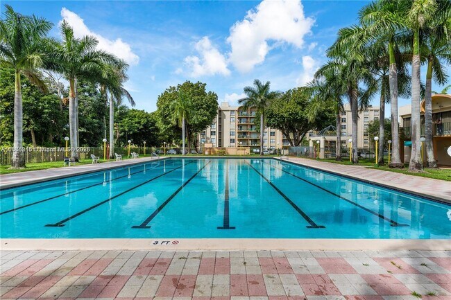 Building Photo - 9360 Fontainebleau Blvd