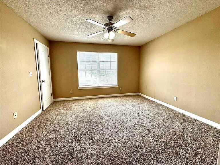 Building Photo - 816 SW Peach Tree Ln
