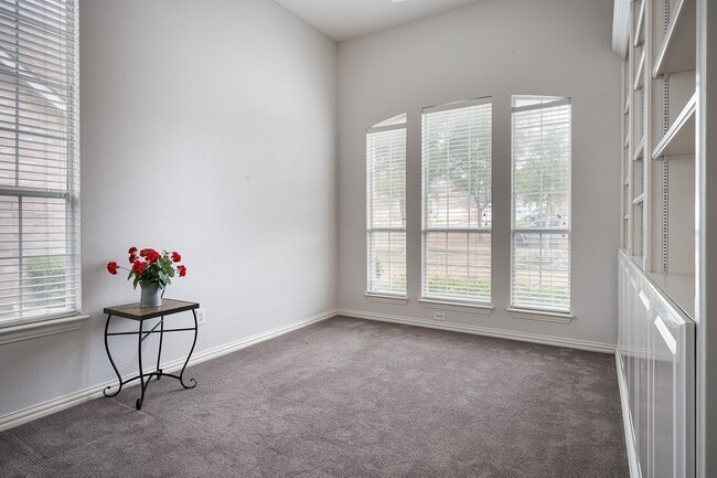 Building Photo - 7712 Lakecrest Cir