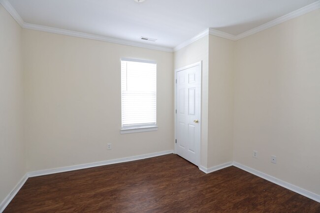 Building Photo - 2-Bed, 1-Bath Unit Minutes from Downtown R...