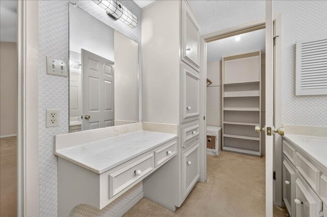Building Photo - 5305 Greenbriar Dr