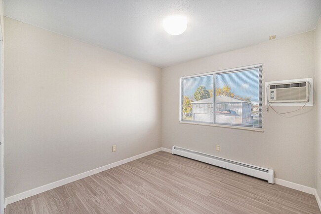Building Photo - Updated 2 Bed 1 Bath Townhome in HAMPDEN VILLAS!