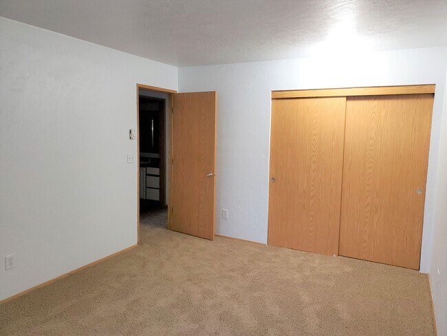 Building Photo - One Bedroom, One Bath - Special $1275.00 and Second Month Free!