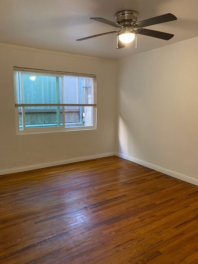 Building Photo - Curlew