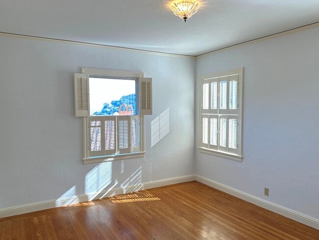 Building Photo - Beautiful, Pet Friendly Sausalito Cottage ...