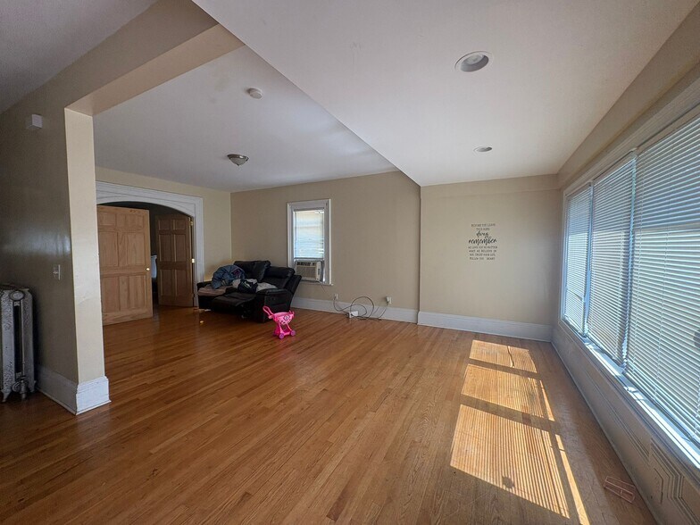Building Photo - 271 Augur St