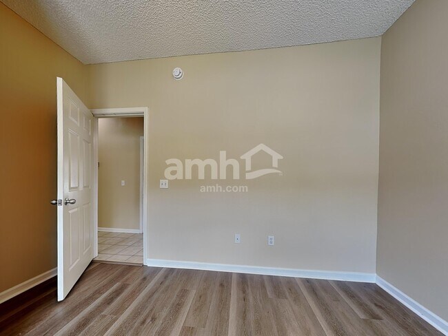 Building Photo - 521 Amsonia Cir