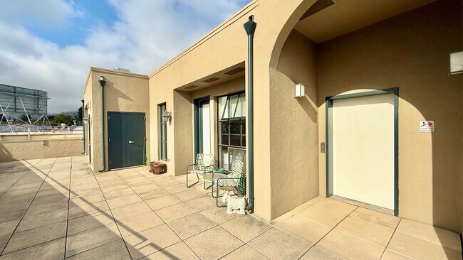 Building Photo - Stylish Rockridge Condo – Prime Location, ...