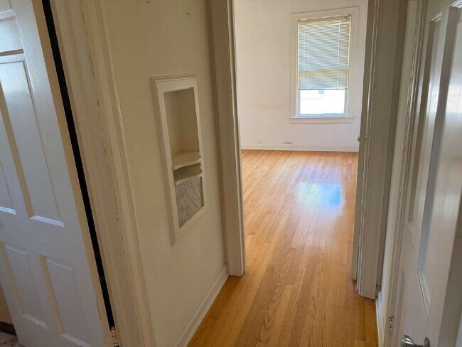 Building Photo - 327 E Rosewood Ave