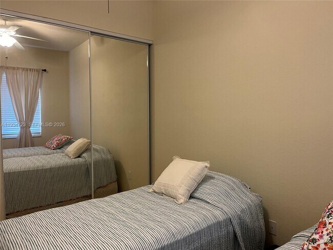 Building Photo - 3500 Oaks Clubhouse Dr