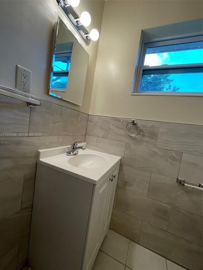 Building Photo - 1850 N 27th Ave