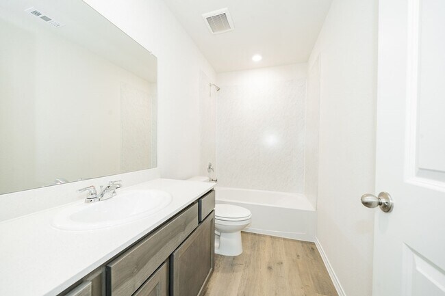 Building Photo - 2139 Thornton Dr