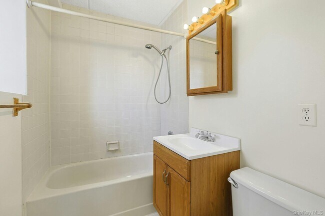 Building Photo - 560 Halstead Ave
