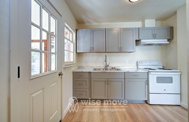 Building Photo - 2 Bedroom Home with Garage- Corner Lot!