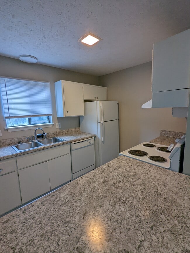 Building Photo - 835 Applewood Ln