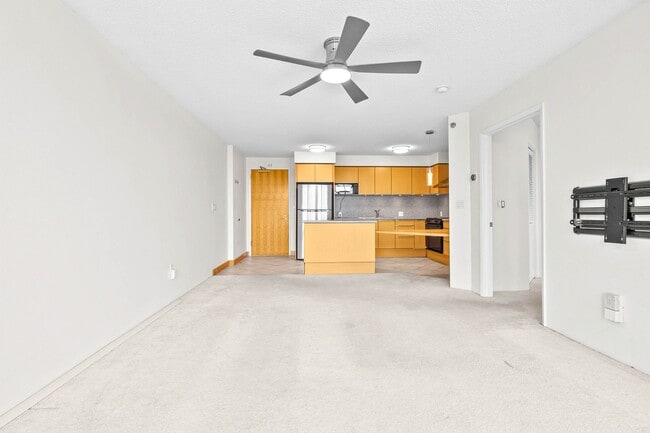 Building Photo - Beautiful Honolulu views from this bright ...