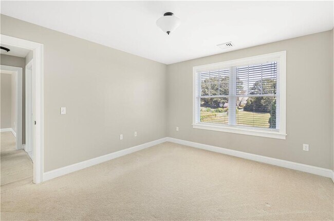 Building Photo - 18 Vanderbilt Ln
