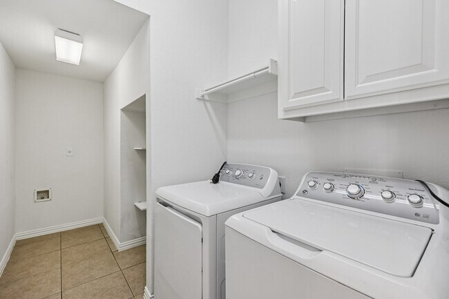 Building Photo - 11295 Apple Valley Dr