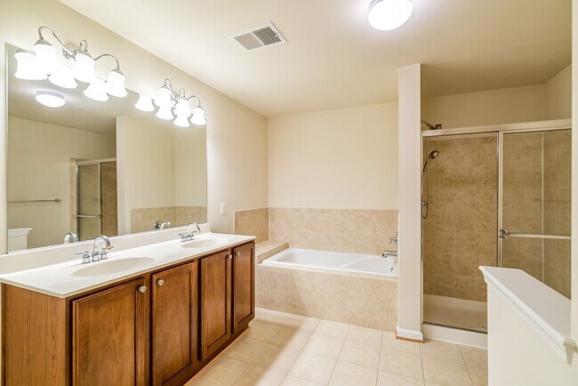 Building Photo - Bright And Spacious 3 Bed 2.5 Bath End-Uni...