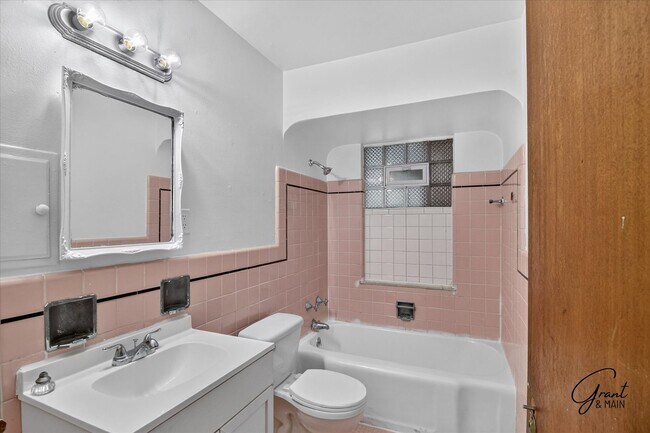 Building Photo - $1300 3 bedrooms
