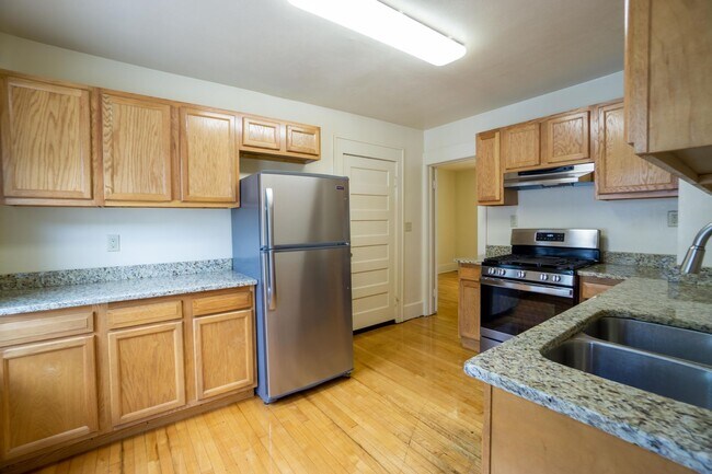 Building Photo - Large Newly Renovated Second Floor Flat Av...