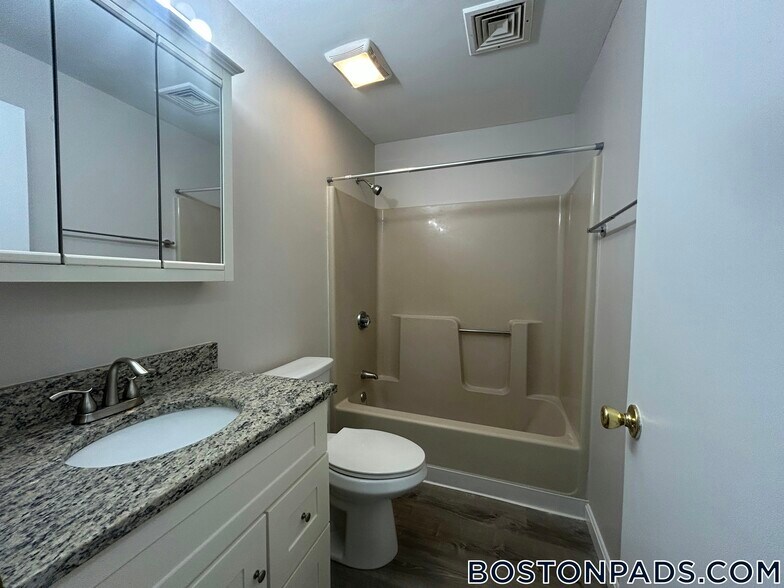 Building Photo - 715 N Main St