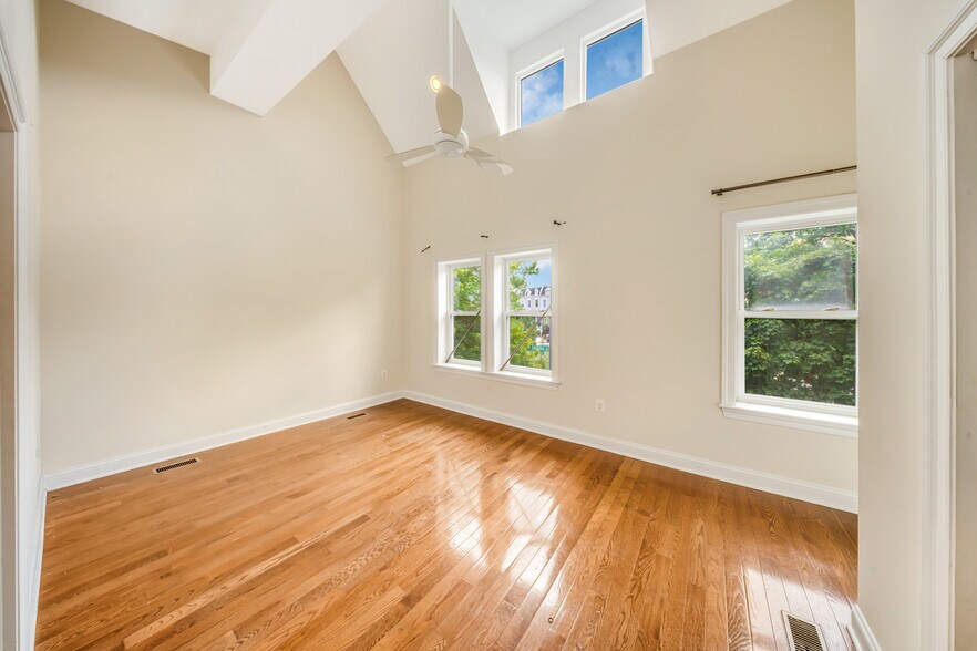 Building Photo - 1505 Spring Pl NW