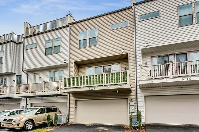 Building Photo - Contemporary 4 bedroom, 3.5 bath Open Concept Townhome!