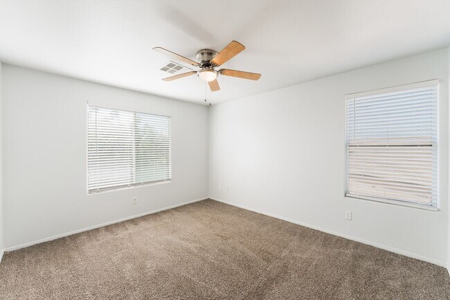 Building Photo - You're going to love this 4 bedroom 2.5 bath! Looks and Feels Brand New!