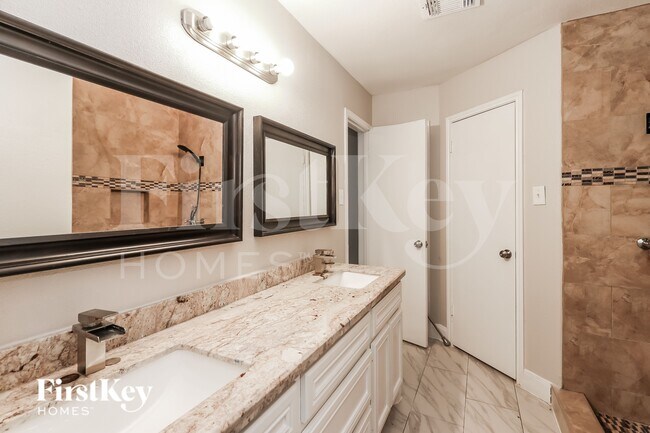 Building Photo - 15422 Pebble Lake Dr