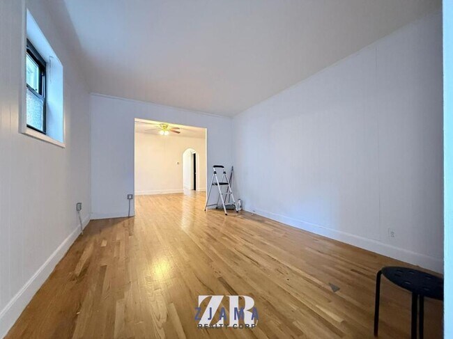Building Photo - 3 bedroom in BROOKLYN NY 11225