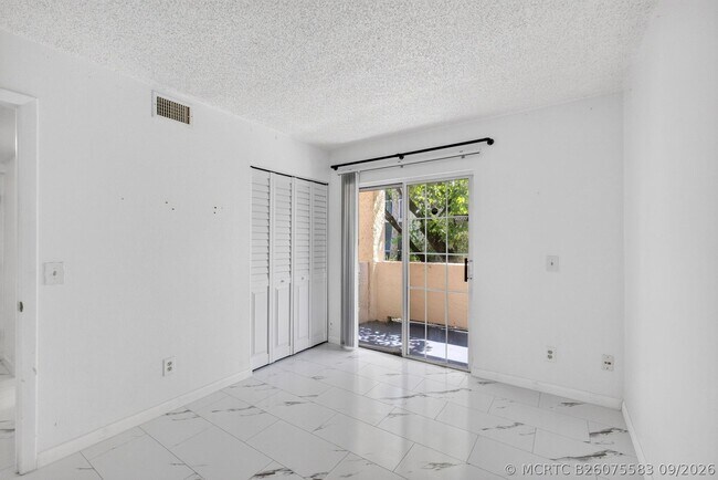 Building Photo - 1628 SE Green Acres Cir