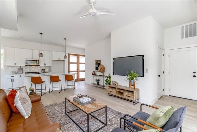 Building Photo - 4800 Vinson Dr