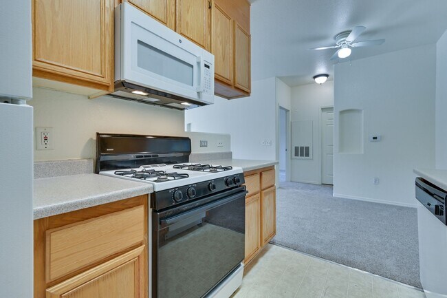 Building Photo - NE Near Nellis! Gated! Community Pool, Spa...