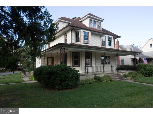Building Photo - 745 Highland Ave