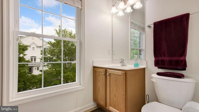 Building Photo - 2427 Fort Dr