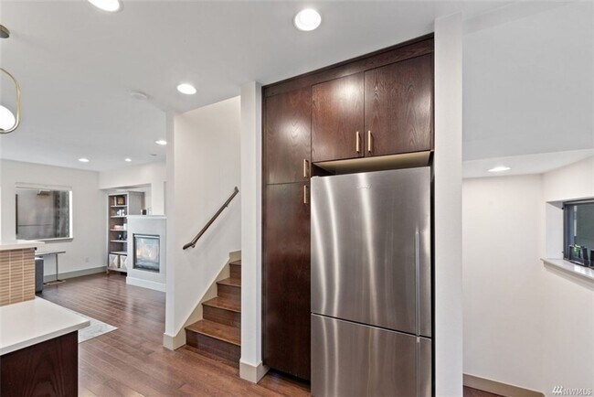 Building Photo - 2Bd/1.75Ba Seattle Townhouse