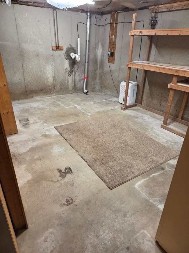 Building Photo - 16 River Rd