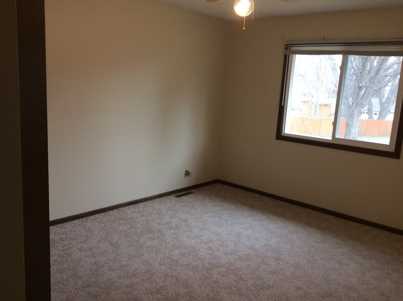 Building Photo - 1460 Meadow Ln