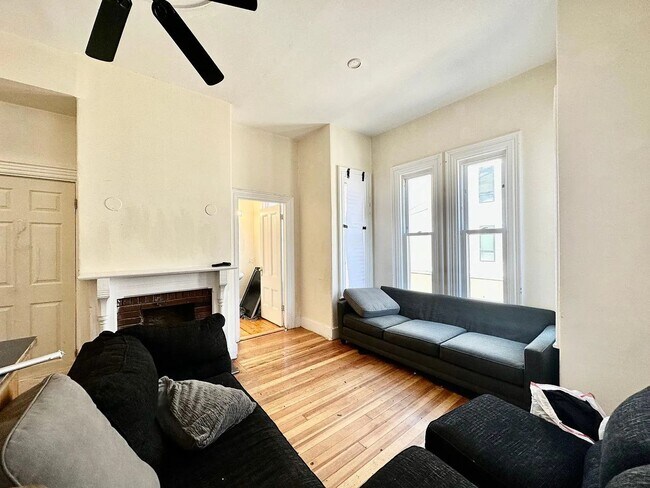 Building Photo - HOLY SMOKES!!  8 BED/3.5 BATH TOWNHOUSE IN ALLSTON