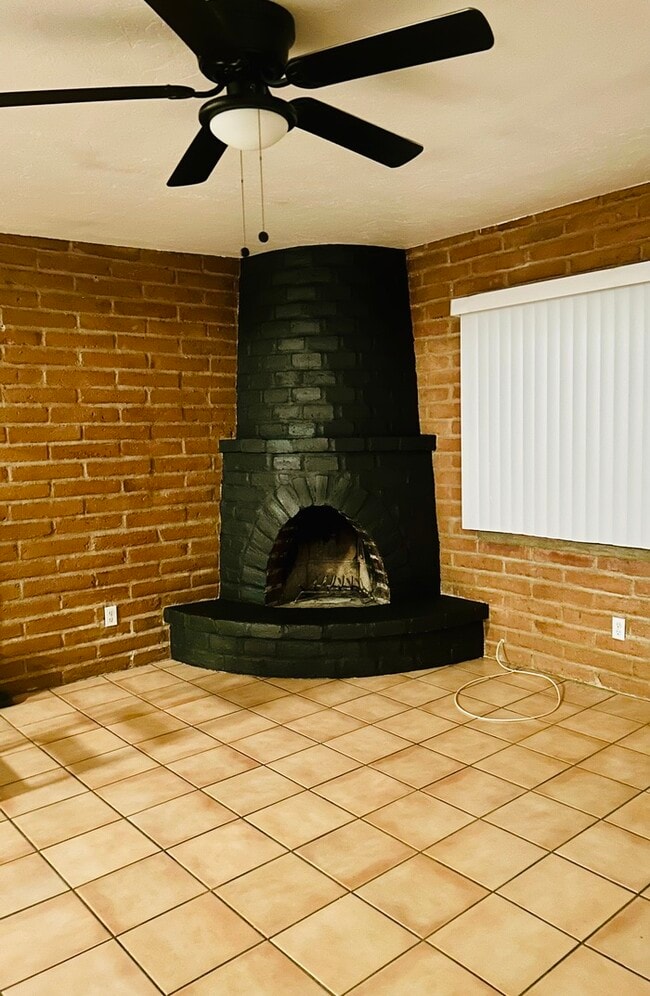 Building Photo - FOR RENT