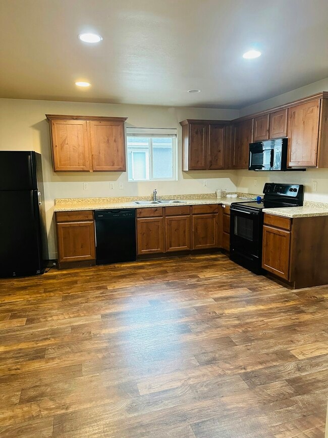 Building Photo - 212 N 750 E St