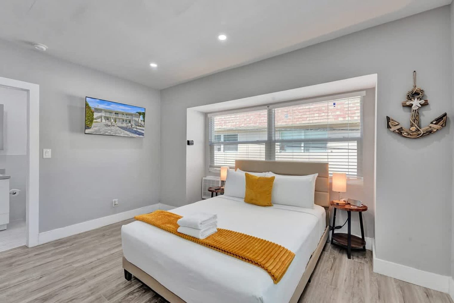 Building Photo - 906 N Riverside Dr